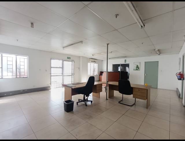 1,639M² WAREHOUSE TO LET IN NEW GERMANY